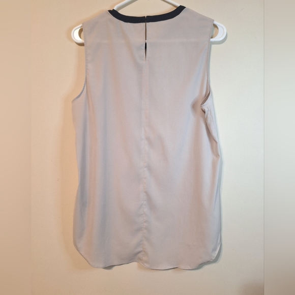 Tahari medium sleeveless taupe and black keyhole blouse - Picture 6 of 7